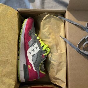 Saucony Women’s Shadow 5000 Grey and Pink Sneakers
